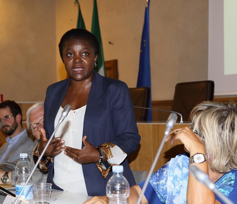 Al convegno sull’Europa tirano uova alla Kyenge 