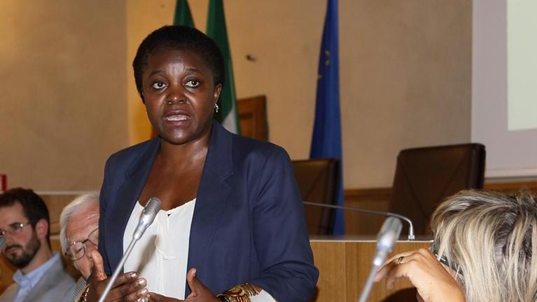 Al convegno sull’Europa tirano uova alla Kyenge