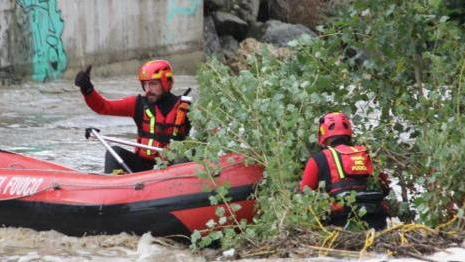 Senzatetto bloccato nel Bisenzio in piena