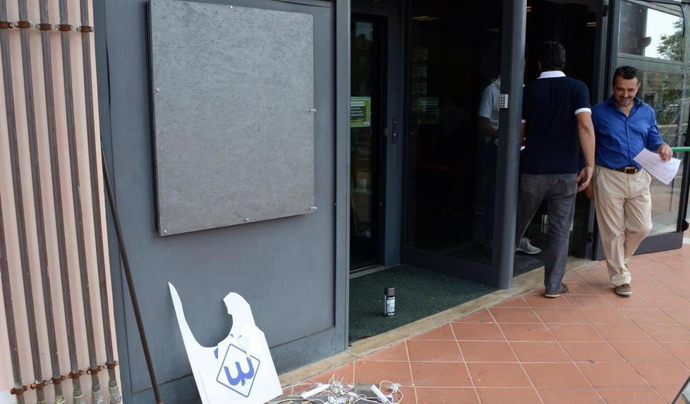 Fanno saltare il bancomat e si danno alla fuga 