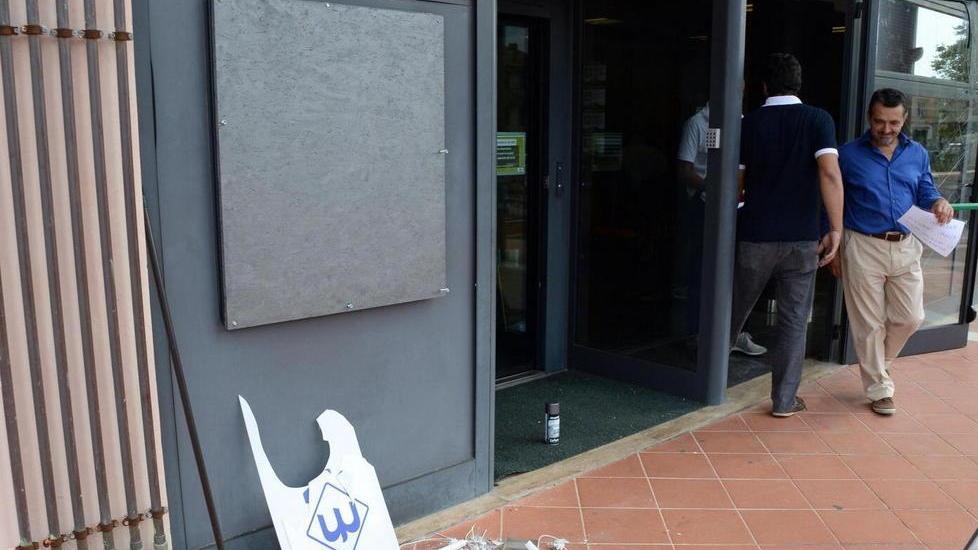 Fanno saltare il bancomat e si danno alla fuga