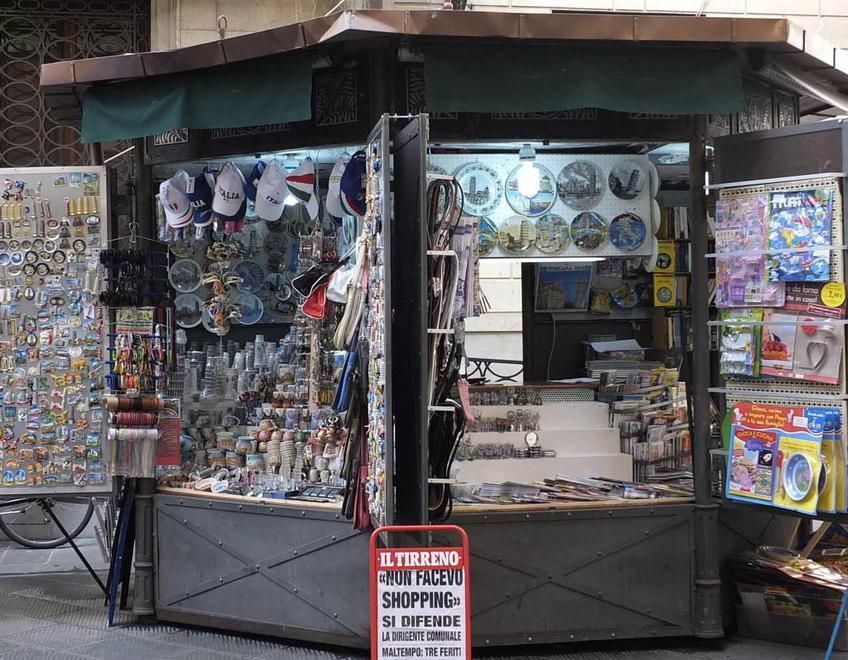 Edicola, troppi souvenir pochi quotidiani e riviste