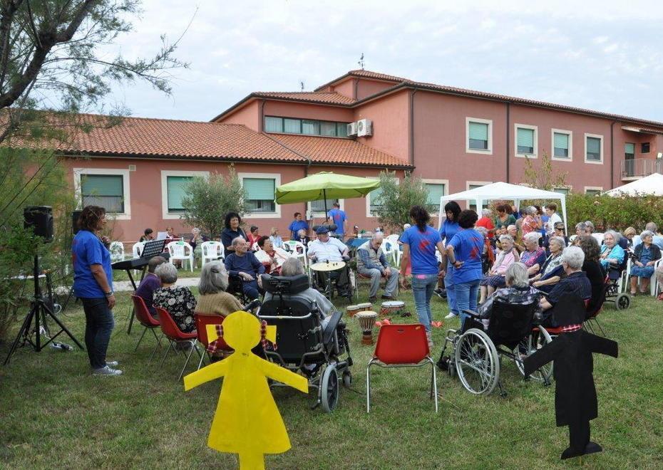 Stiamo in con-tatto, festa con gli anziani della Rsa Maffi