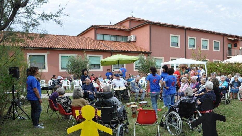 Stiamo in con-tatto, festa con gli anziani della Rsa Maffi