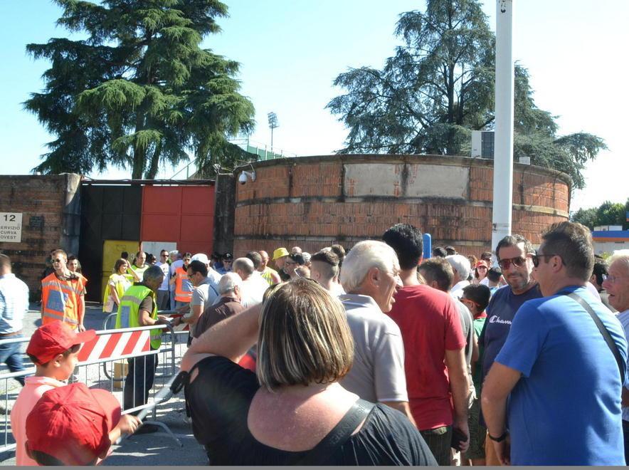 Mio figlio di tredici anni in fila al botteghino per 1 ora