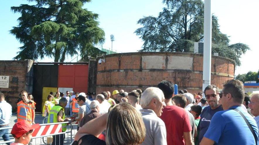 Mio figlio di tredici anni in fila al botteghino per 1 ora