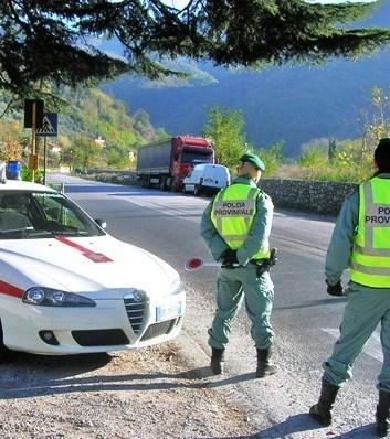 Senza patente, fugge all’alt ma viene inseguito e bloccato