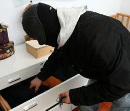 Rubano argenteria di pregio da una casa 