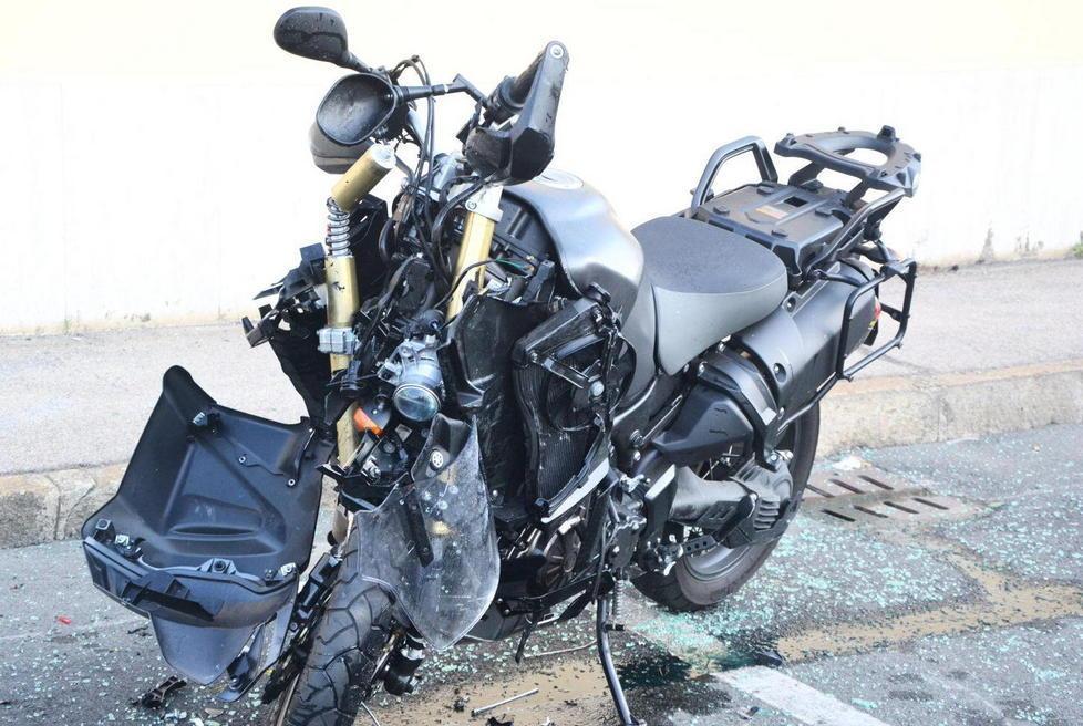 Incidente in via Orlando: paura per un centauro