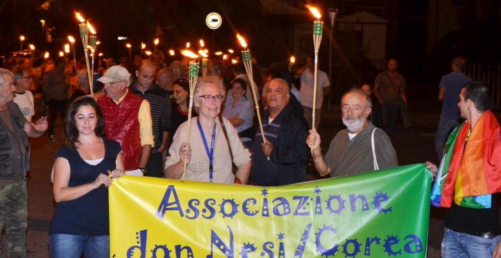 «Sto con la Don Nesi» 100 fiaccole per dirlo 