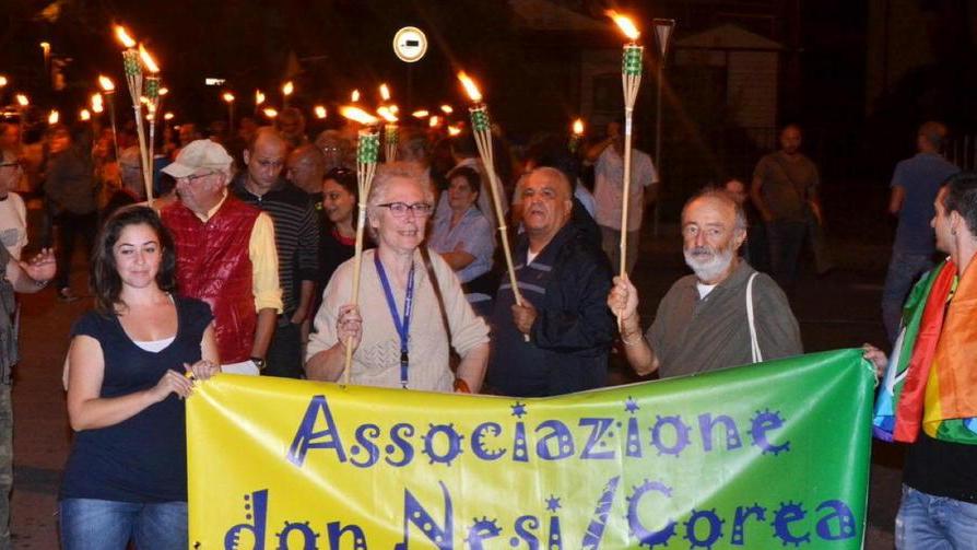 «Sto con la Don Nesi» 100 fiaccole per dirlo