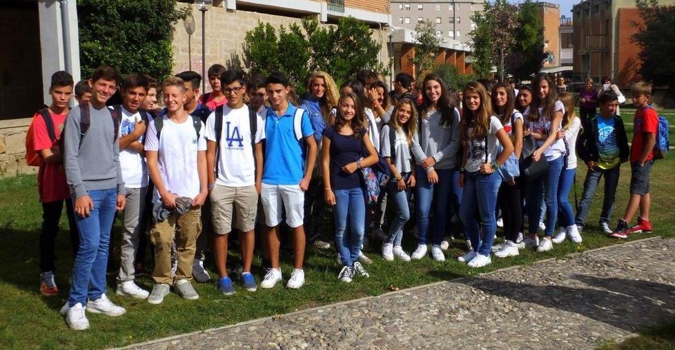 Il passaggio delle bandiere tra gli studenti del liceo