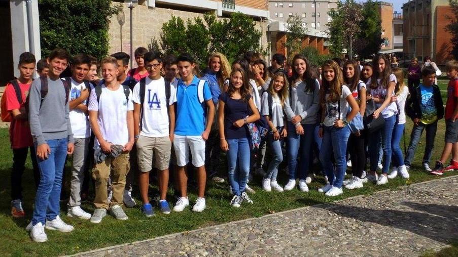 Il passaggio delle bandiere tra gli studenti del liceo