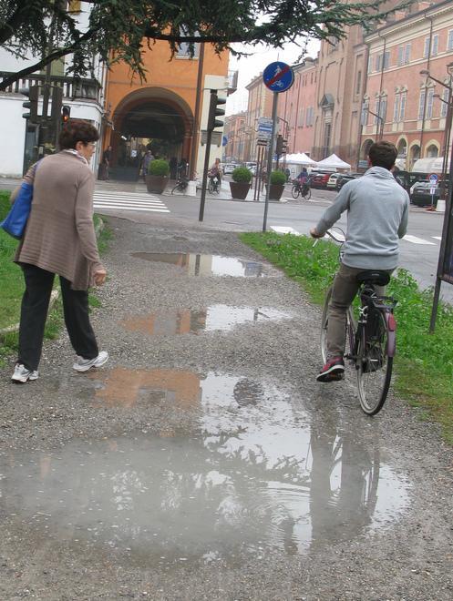 Piazzale Marconi allagato: i pedoni costretti allo slalom