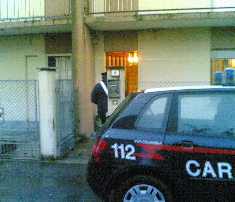 Svaligia la casa di un amico ma è tradito dalle sigarette 