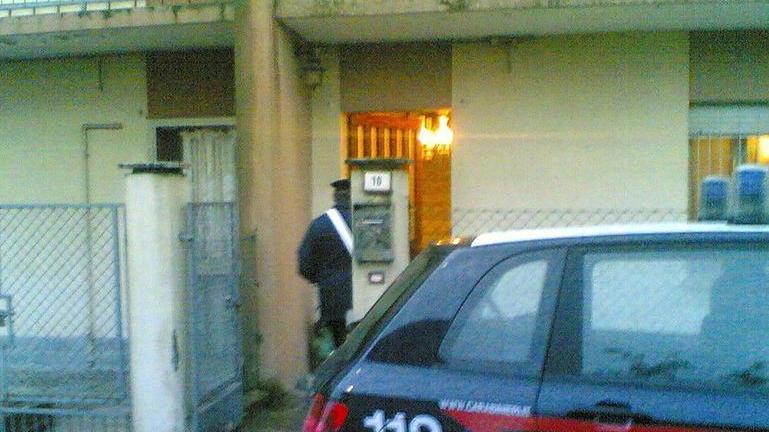 Svaligia la casa di un amico ma è tradito dalle sigarette