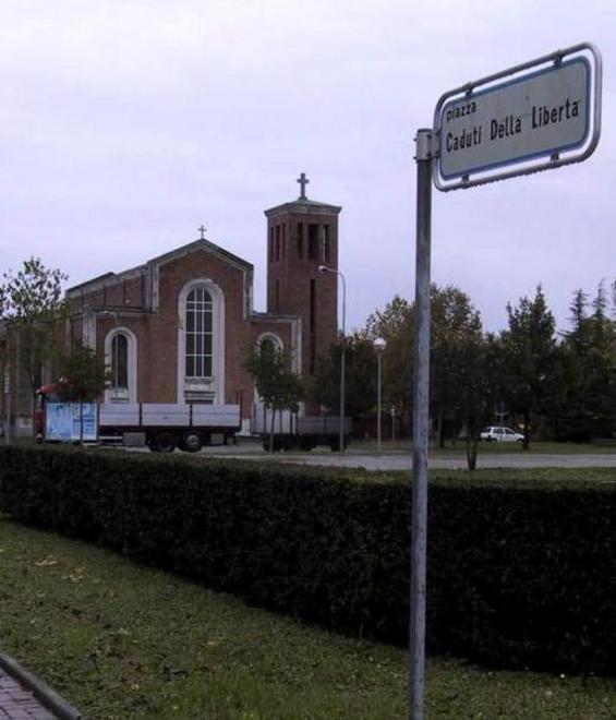 Aprono il furgoncino e rubano frutta e verdura
