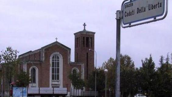 Aprono il furgoncino e rubano frutta e verdura