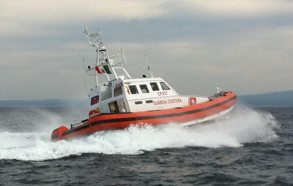 Grida d’aiuto dal mare nella notte, scattano le ricerche 