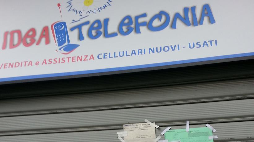 Avvisi di giacenza di posta affissi alla saracinesca