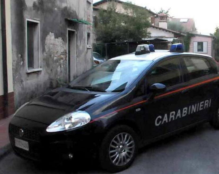Bandito rapina negozio: schiaffeggiata la titolare 