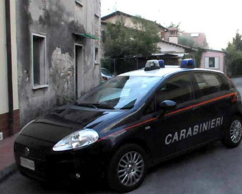 Rapina negozio e schiaffeggia la titolare 