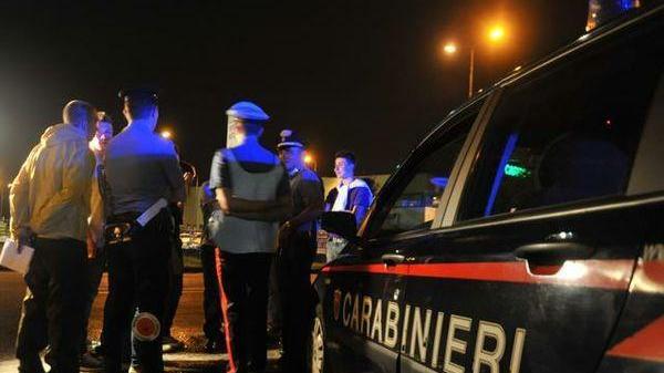 Danneggia un’auto e punta quella dei carabinieri, arrestata 43enne 