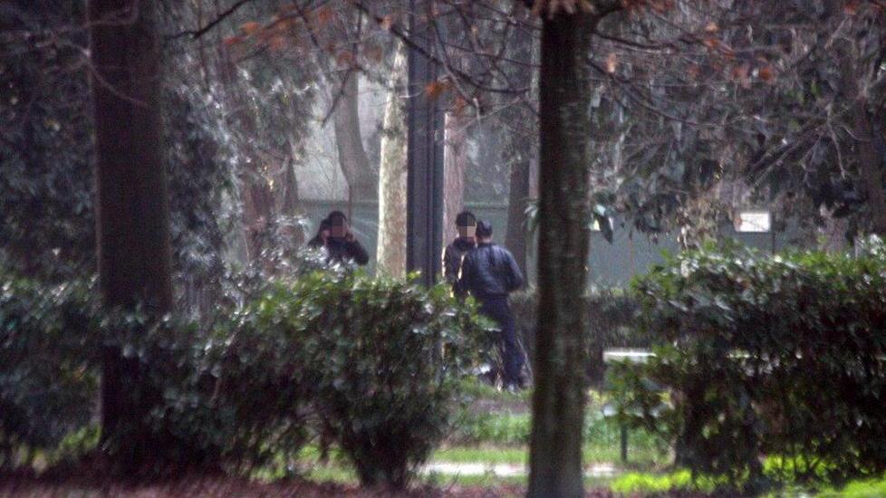«O compri o te ne vai», anziano minacciato in pineta