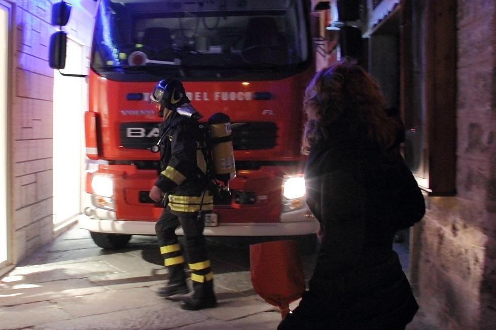 A fuoco l’ingresso del “Movida”, forse è colpa delle candele 