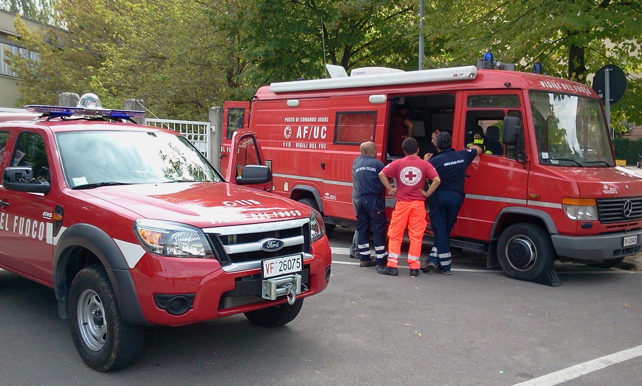 Anche i pompieri sono alla ricerca dell'uomo disperso