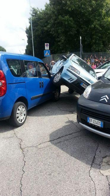 Auto incastrata tra altre due davanti alla caserma dei carabinieri 
