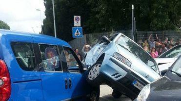 Auto incastrata tra altre due davanti alla caserma dei carabinieri