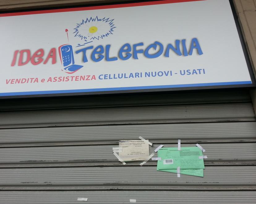Prato, avvisi affissi sulla saracinesca: per Poste Italiane tutto regolare 