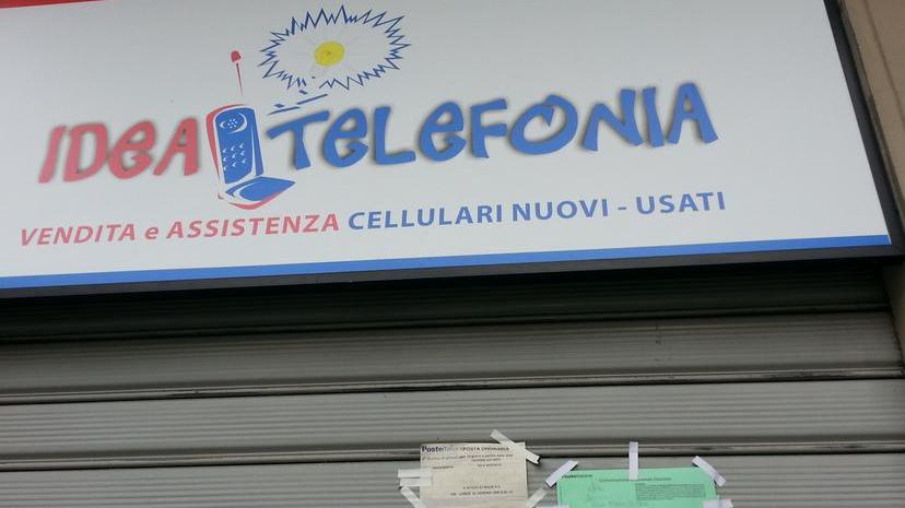 Prato, avvisi affissi sulla saracinesca: per Poste Italiane tutto regolare