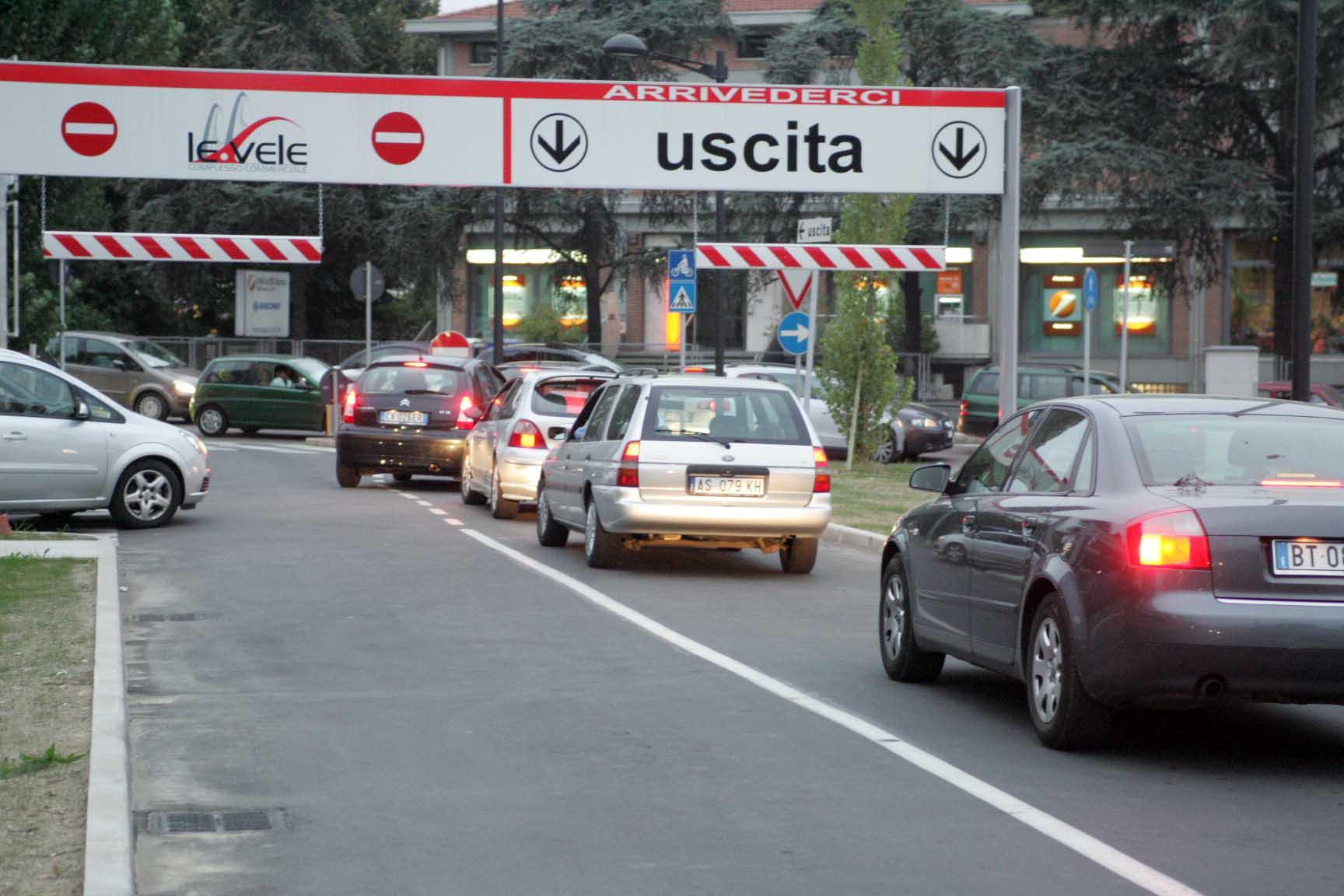 Spacciava nel parcheggio del supermercato