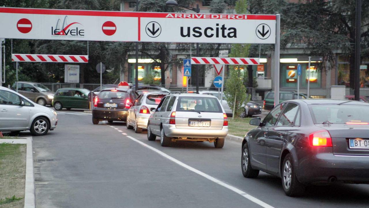 Spacciava nel parcheggio del supermercato