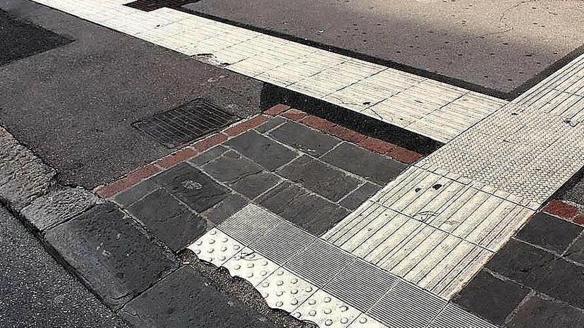 I percorsi per non vedenti si stanno già sgretolando