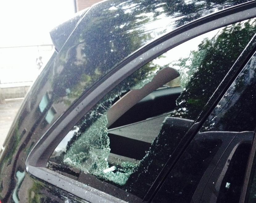 Vandali in via Redi, distrutto il lunotto di un’auto 