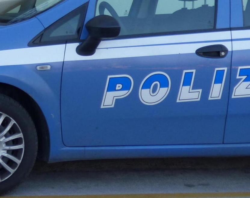 Aggredita mentre attraversa la strada 