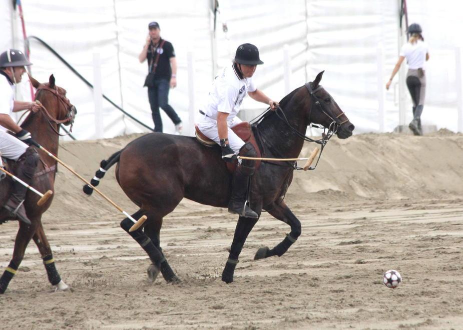 Sulla spiaggia di Lido di Camaiore si gioca a polo 