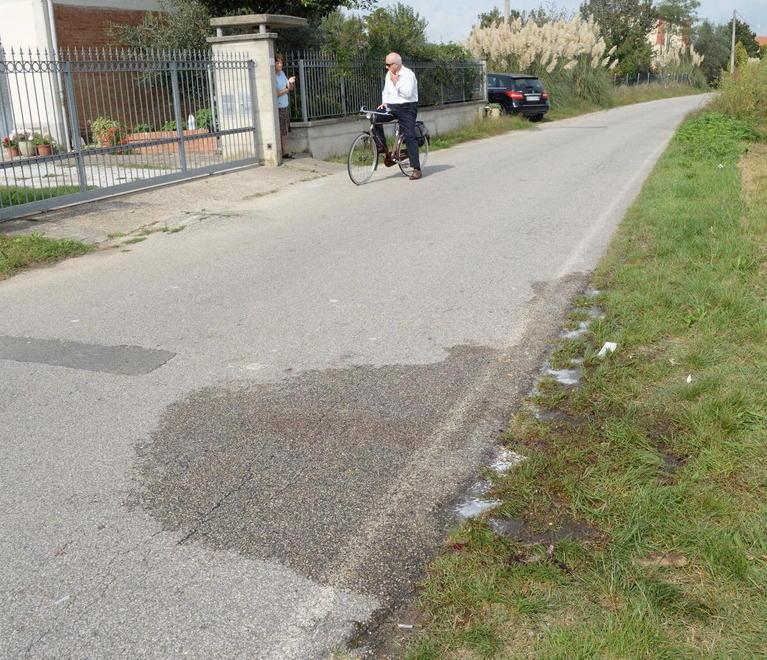 Lo trovano a terra con la testa fracassata Morto dopo un malore 