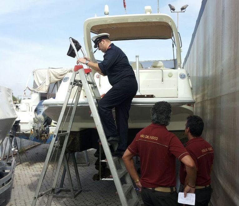Accendono la barca, investiti dal fuoco 