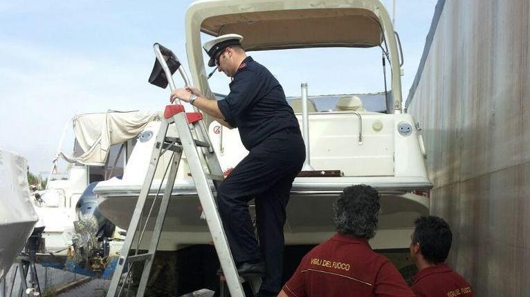 Accendono la barca, investiti dal fuoco
