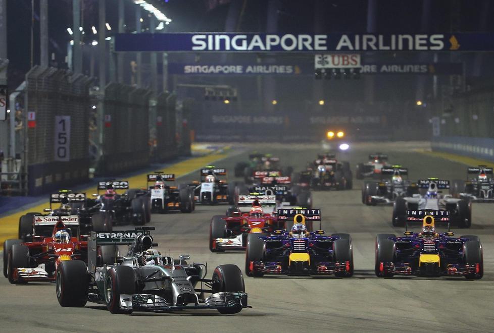 Hamilton vince due volte Domina e torna leader 