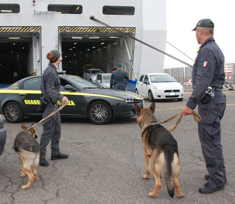 Marijuana dentro il bagaglio, nigeriano arrestato al porto 
