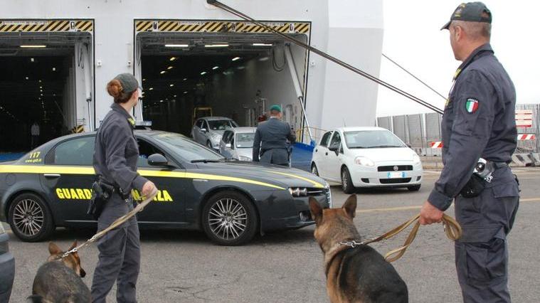 Marijuana dentro il bagaglio, nigeriano arrestato al porto