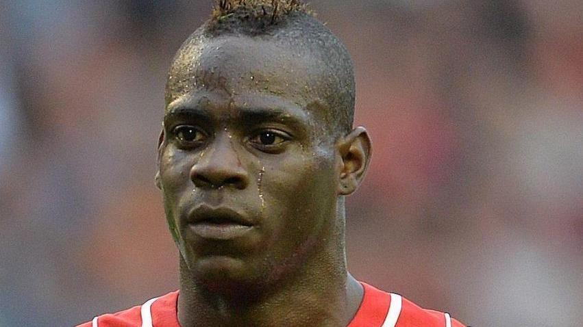 Manchester Utd, che sberla I cugini fermano il Chelsea