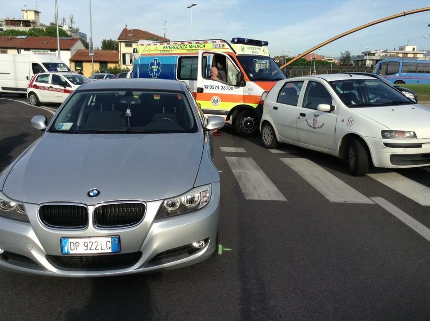 Pedone investito da un’auto alla rotonda di Pratilia 