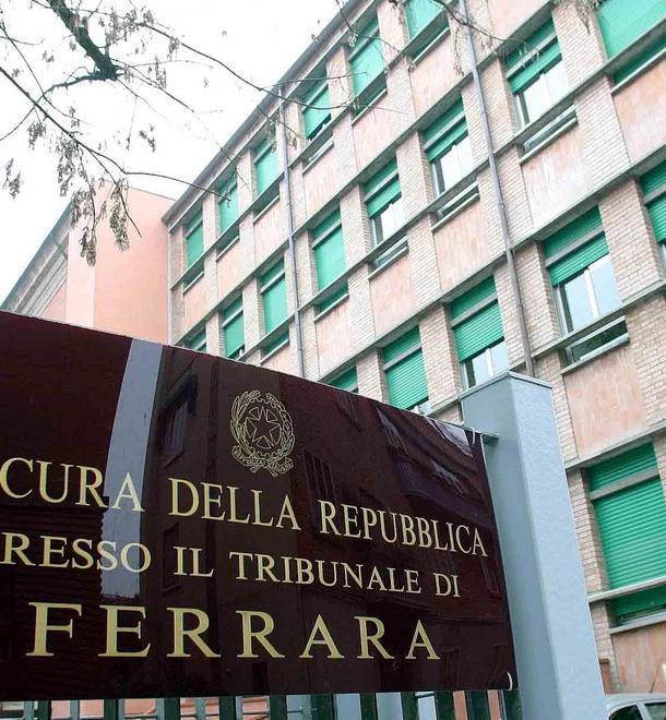 Lui corrotto, accusa di falso i corruttori 