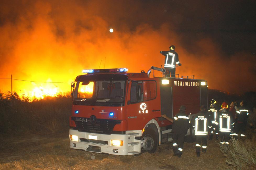 Rogo nella notte, a fuoco mille balle di foraggio e un pagliaio 